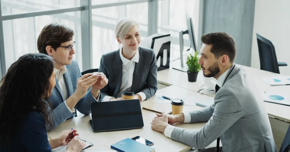 Personer som diskuterar gemensamma arbetsfrågor vid ett bord